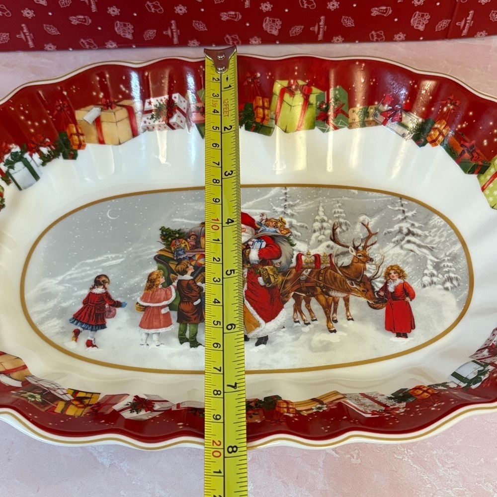 Villeroy & Boch Red and White Holiday “Toy’s Fantasy” Scalloped Serving Dish - Picture 4 of 5